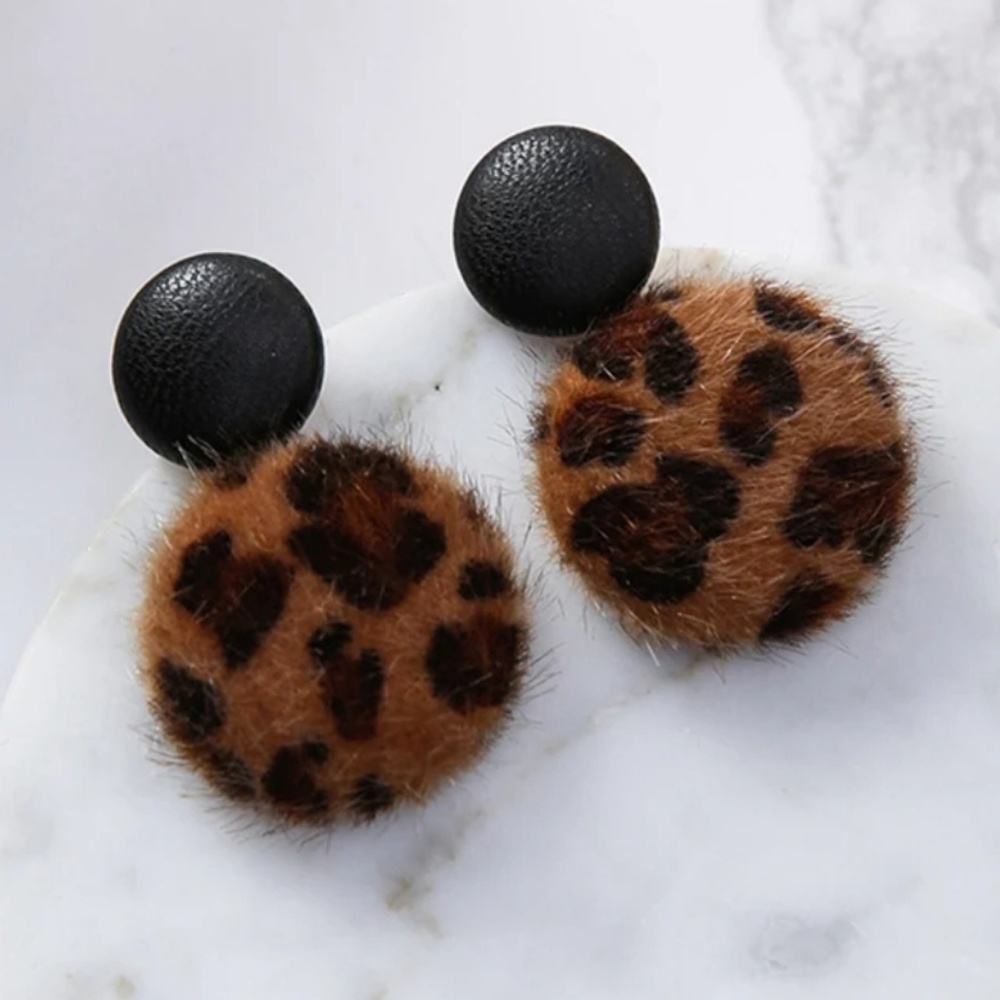 ☯️ Leopard Print button furry earrings